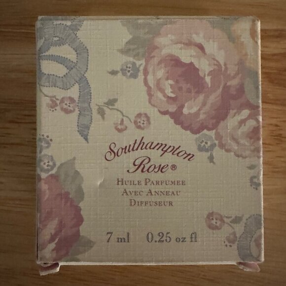 NIB Scarborough and Company Southampton Rose Environmental Oil & Light Bulb Ring - Picture 2 of 8